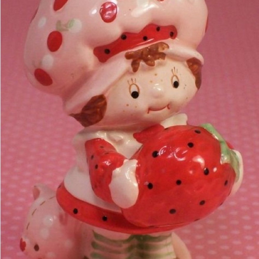 80’s Vintage Strawberry Shortcake figurine